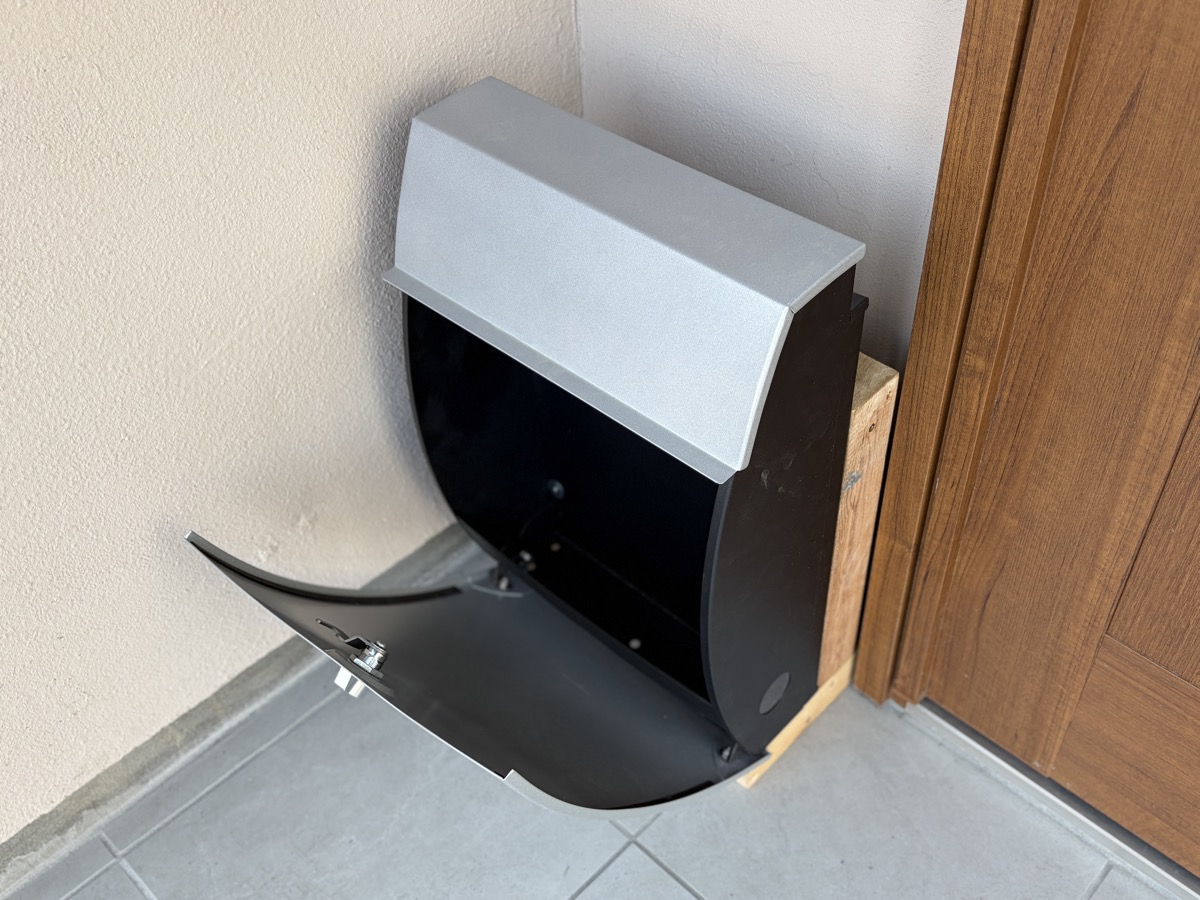 DIYした自立スタンドを取り付けたポスト