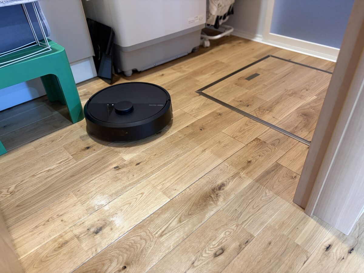Roomba405が洗面所を清掃している様子