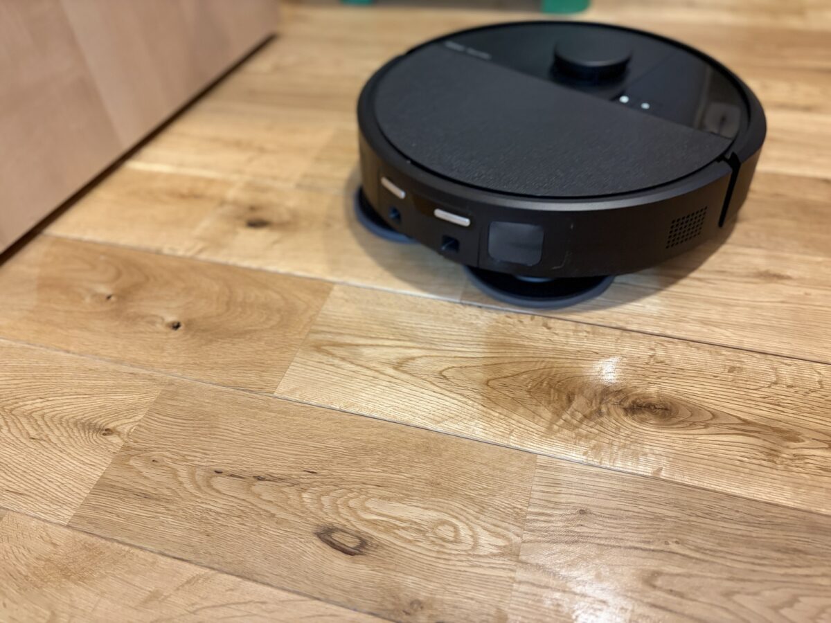 Roomba405が水拭き清掃をしている様子