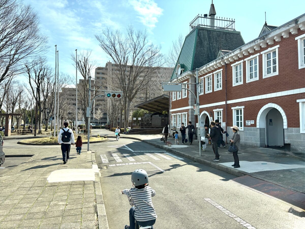 さくら交通公園で自転車練習する子どもたち