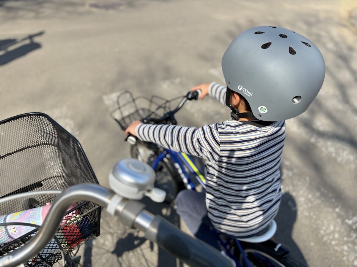 さくら交通公園で自転車を押す子ども