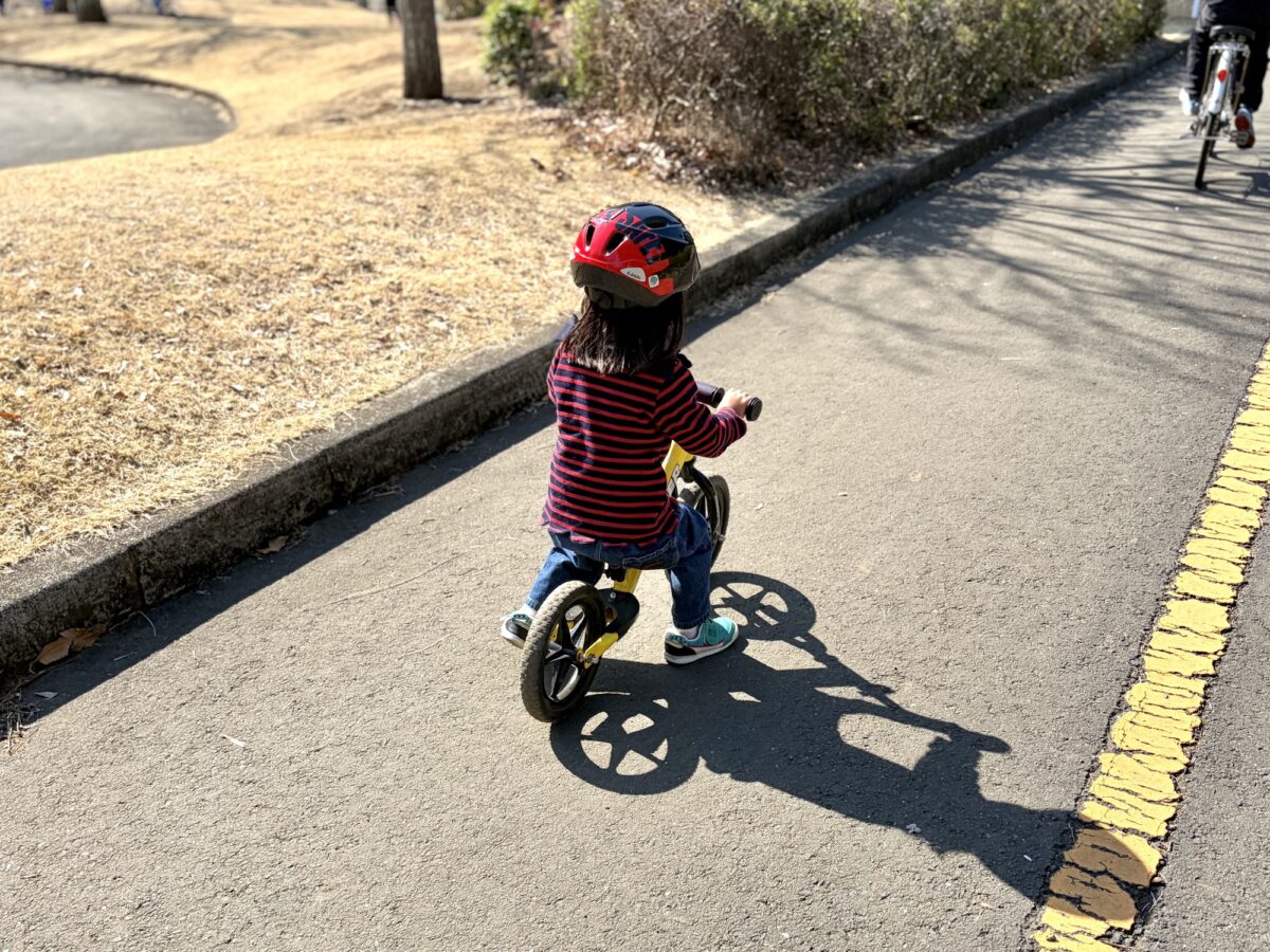 さくら交通公園でストライダーに乗る娘
