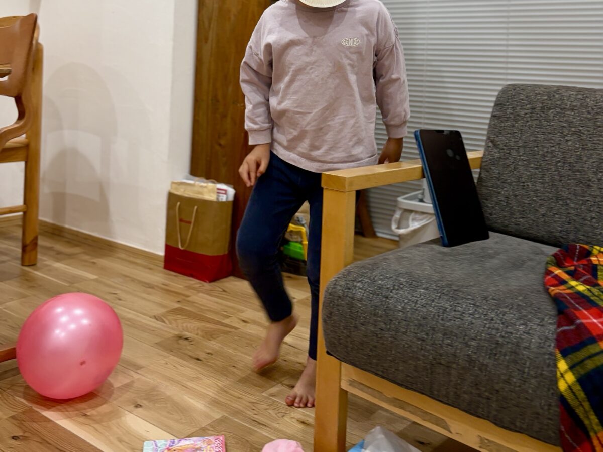 子どもたちが散らかす部屋の様子