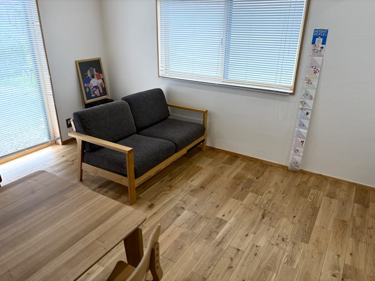 リノベしたリビングの無垢床材