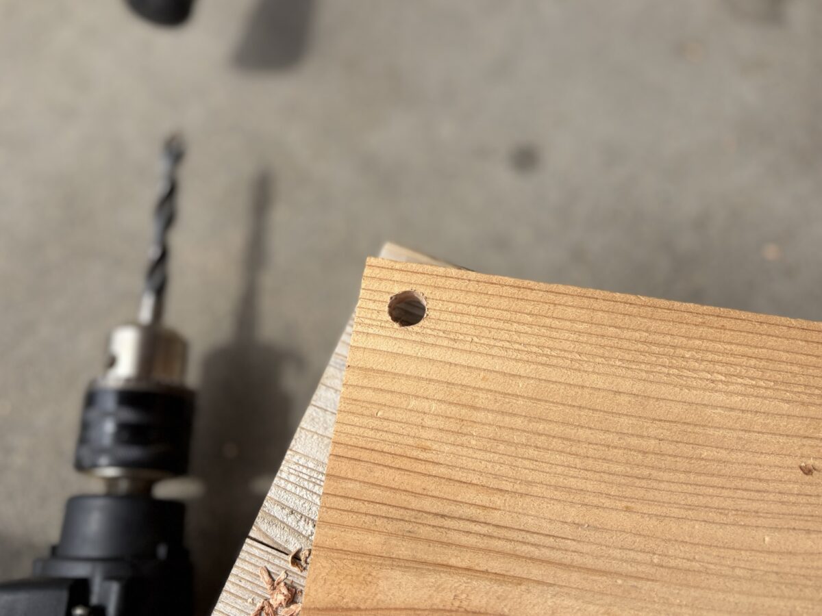 M12径のボルトを通す穴を切削した様子