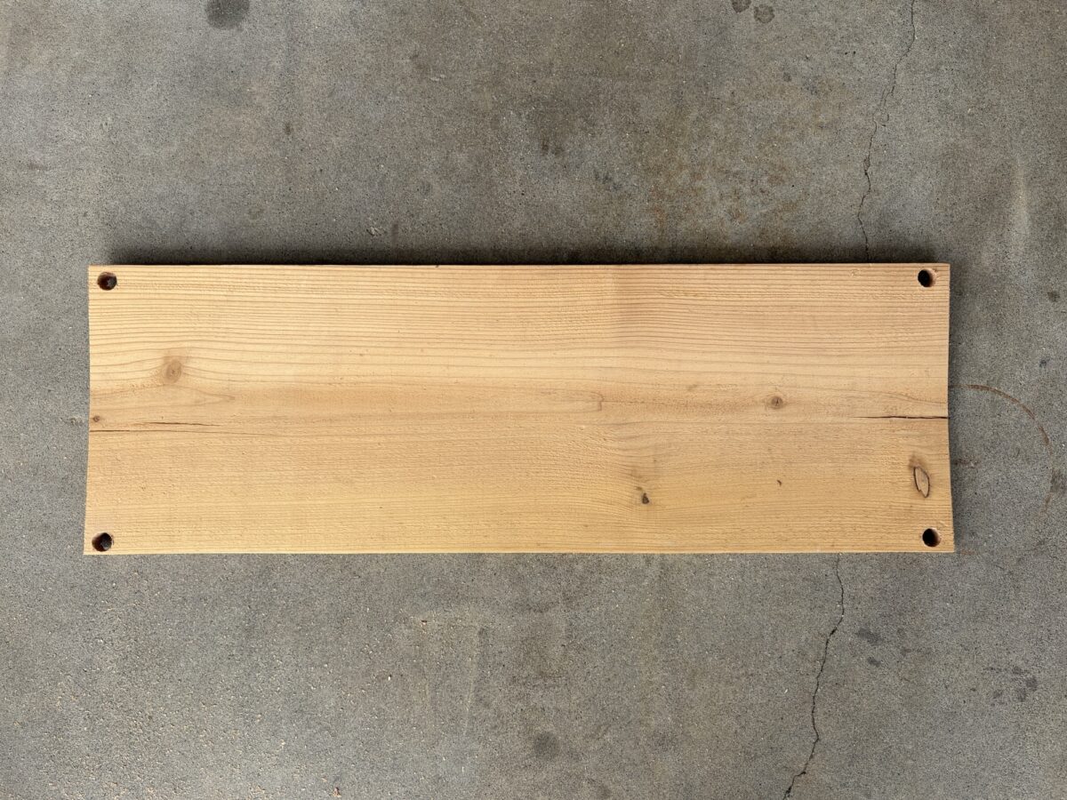 棚板の四隅にボルト用の穴をあけた様子