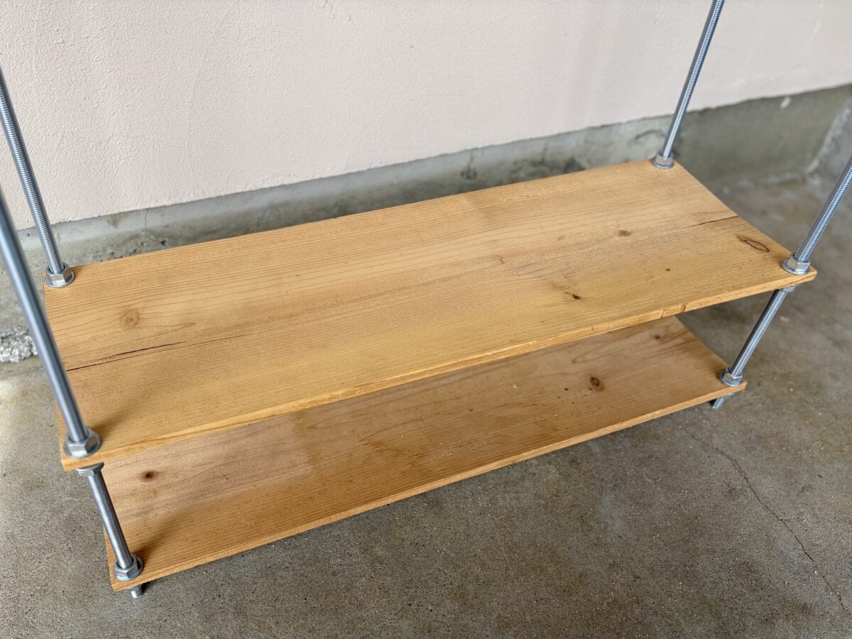 寸切ボルトを板に通し固定した様子