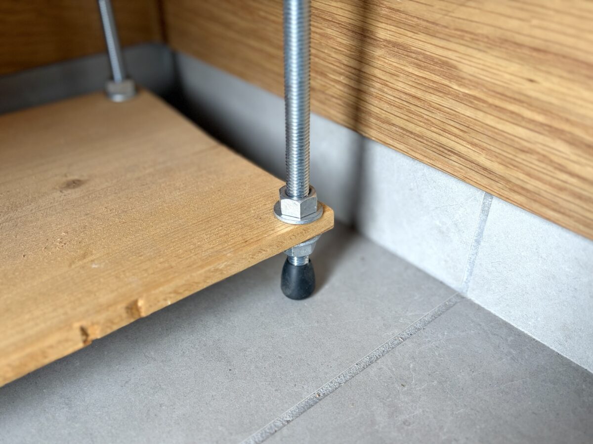 ボルトの床接地面にゴムキャップを使うことでキズ予防と安定感アップ