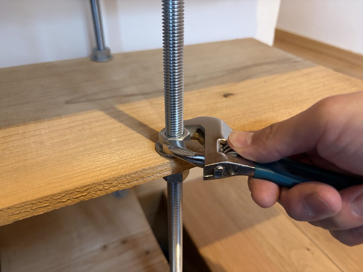 ナットをレンチで締めている様子