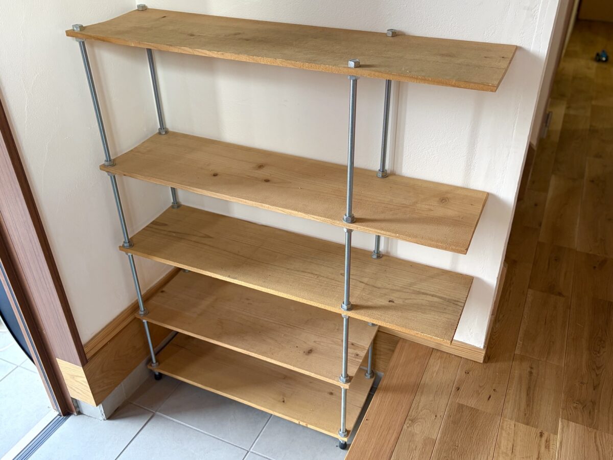 寸切ボルトを支柱にしてDIYしたシューズラック