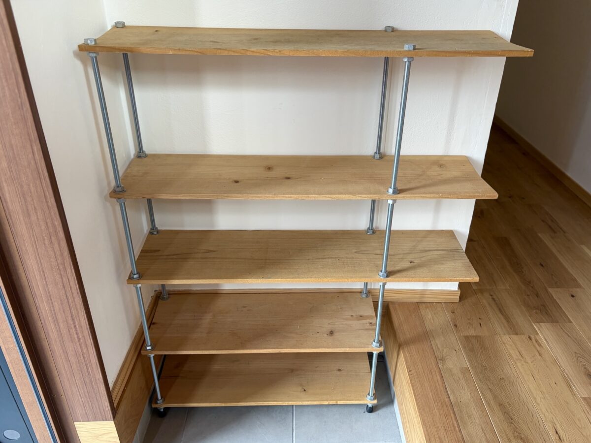 寸切ボルトを支柱にしてDIYしたシューズラックを正面から見た様子
