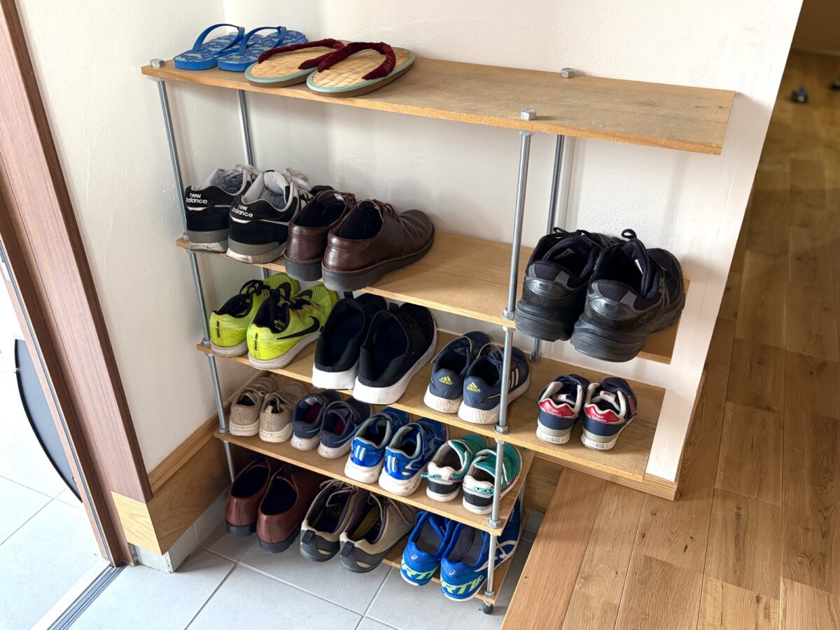 寸切ボルトと杉板でDIYしたシューズラックに靴が並んでいる様子