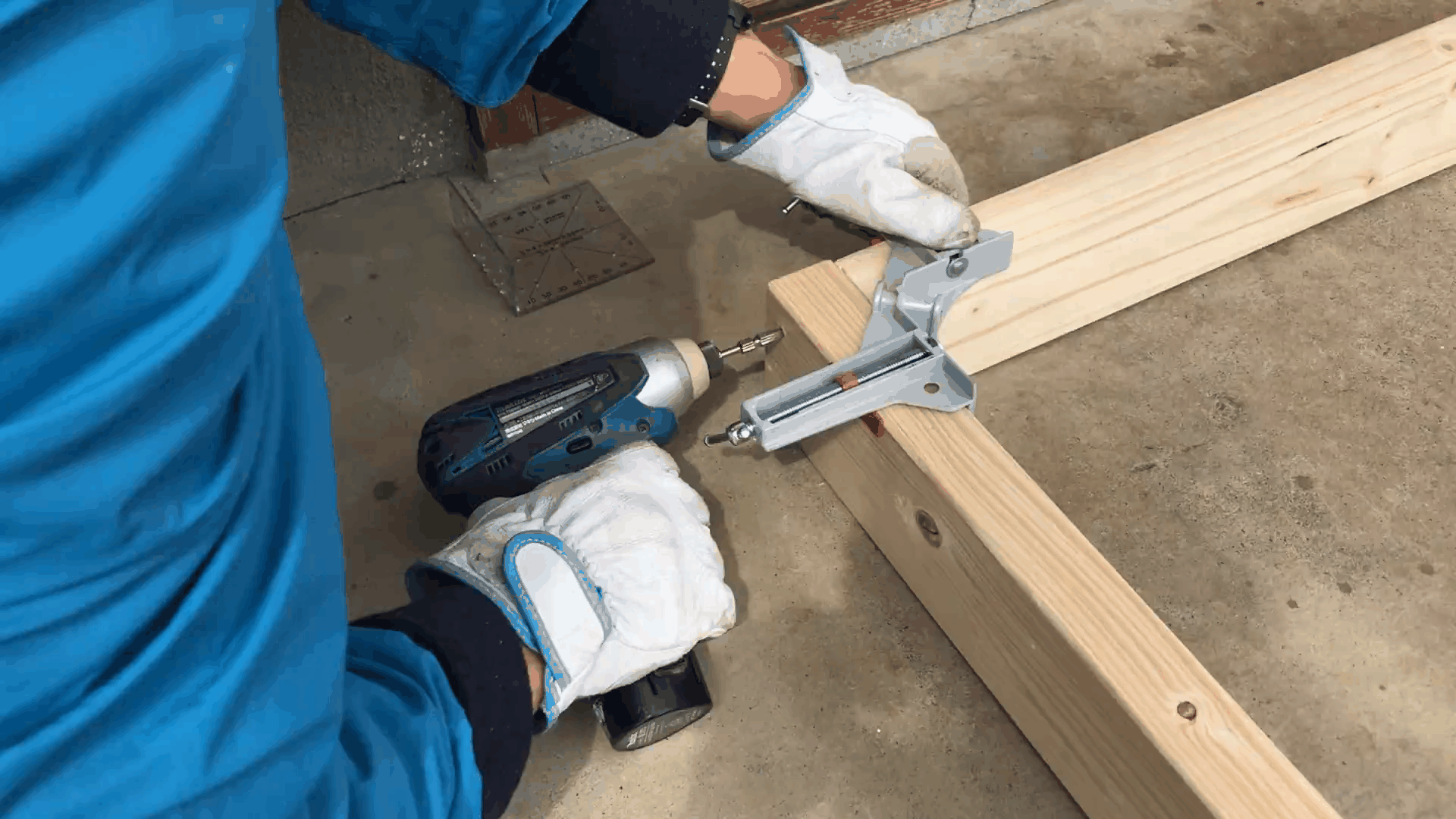 インパクトドライバーで木材をビス留めしている様子