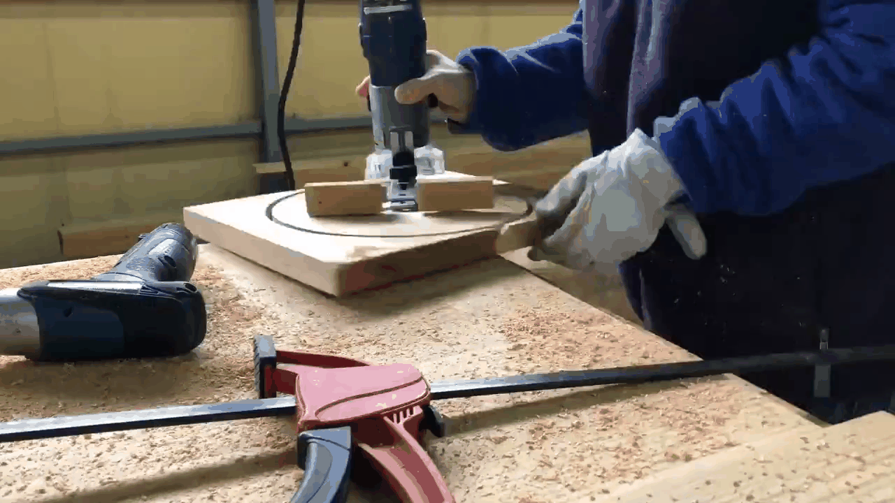 トリマーで椅子の座面を加工している様子