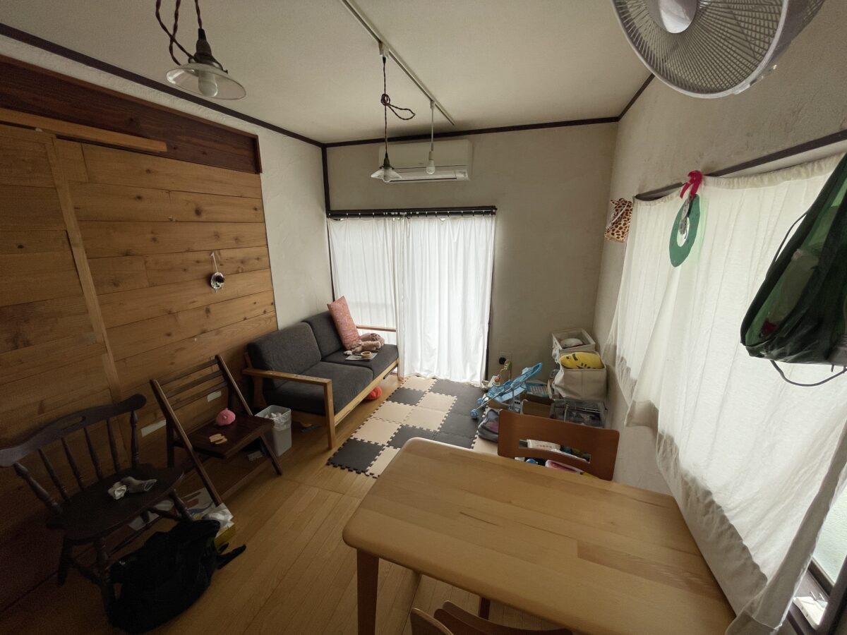 リノベ前の6畳間を俯瞰した写真