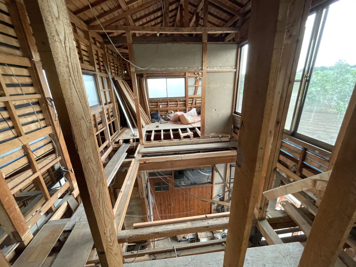 躯体があらわになった2階建て住宅をリノベーション工事