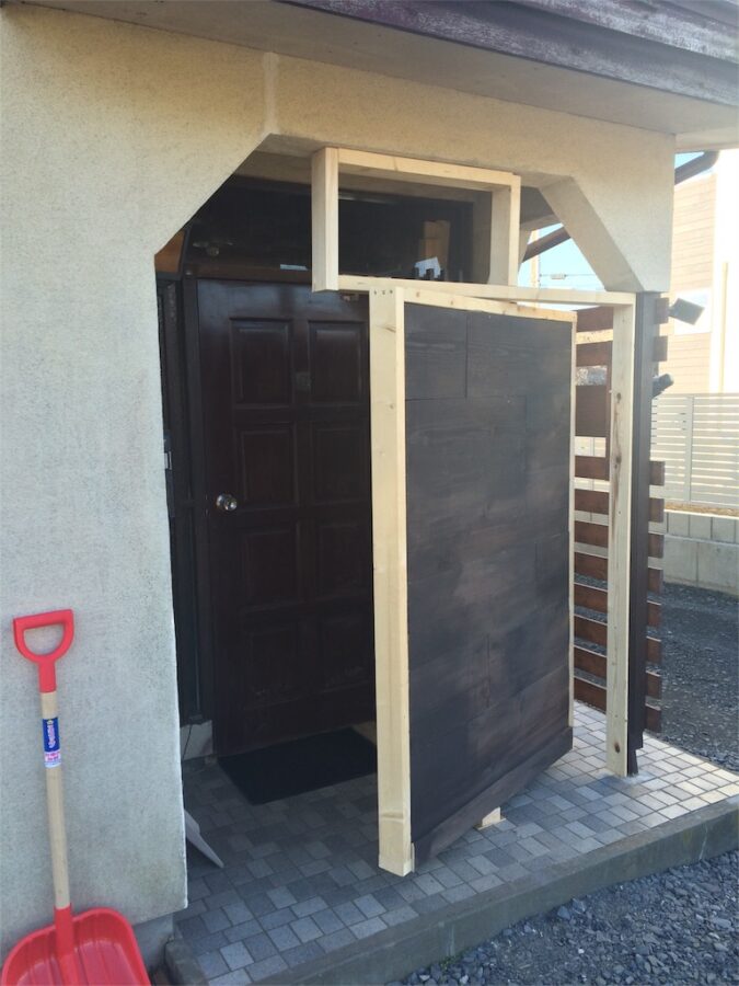 玄関前にDIYした目隠し兼回転扉