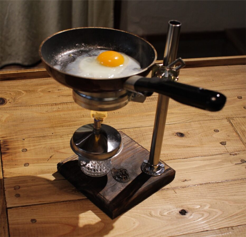 alt="100均で作ったアルコールランプで目玉焼きを焼く"