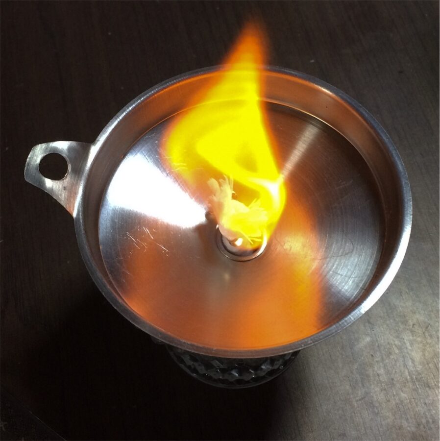 alt="100均で作ったアルコールランプに着火した様子"