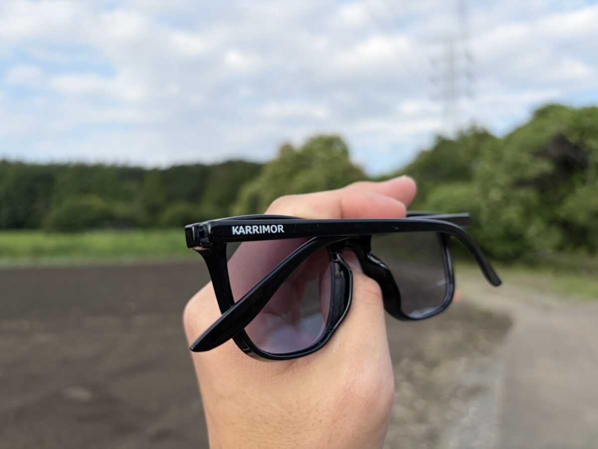 karrimorの調光グラスフレームにロゴ