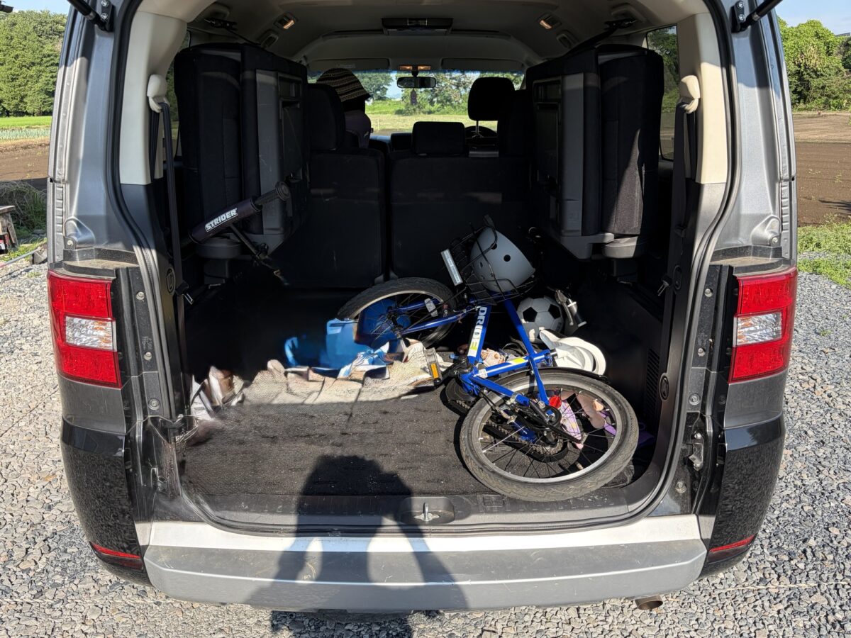 車のトランクに乗せた子どもの自転車