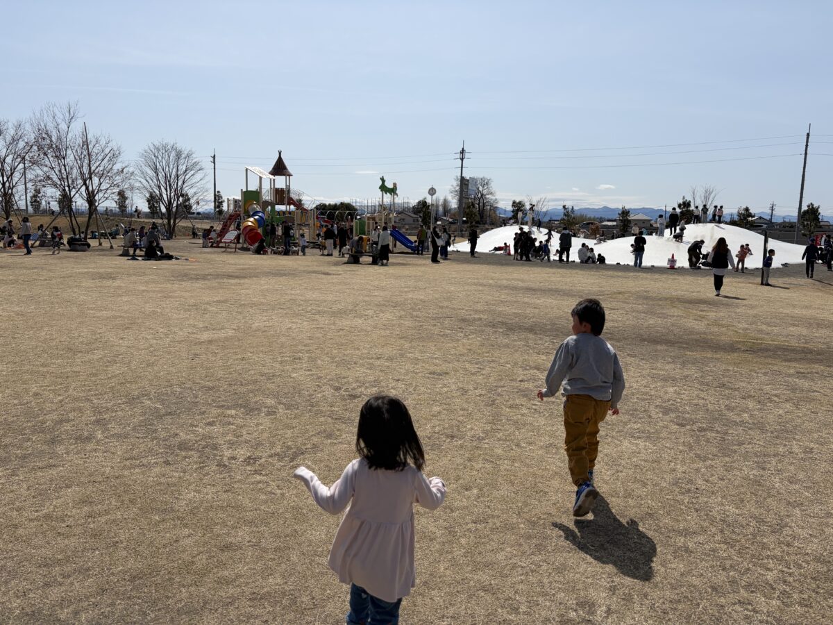 走る子どもたちの後ろ姿