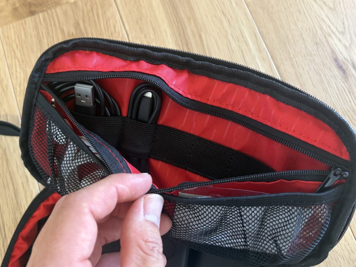 サンワダイレクトのトラベルポーチのポケット中身