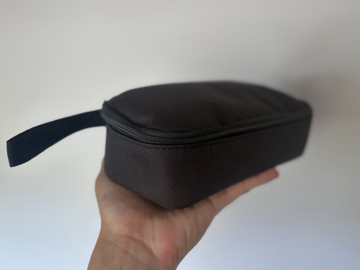 サンワダイレクトのトラベルポーチはタフなナイロン製