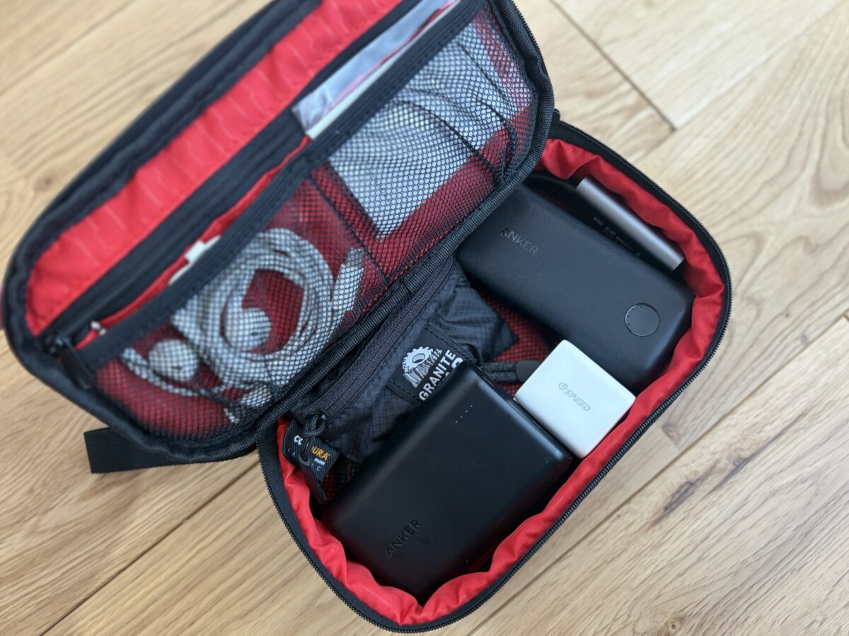 パッキングに活躍するサンワダイレクトのトラベルポーチ