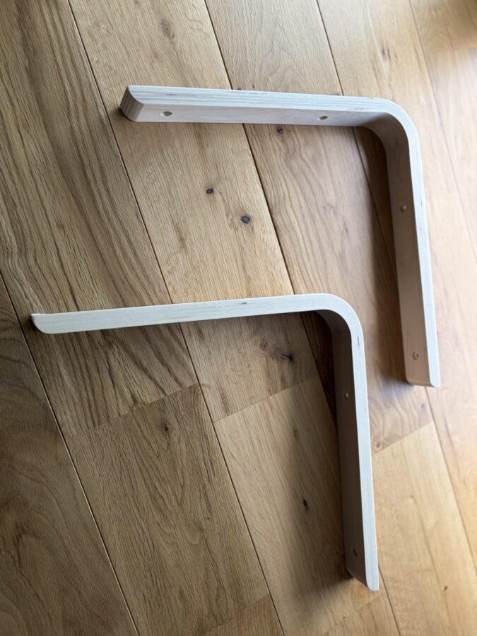 木の棚受けはナチュラルで部屋に合う