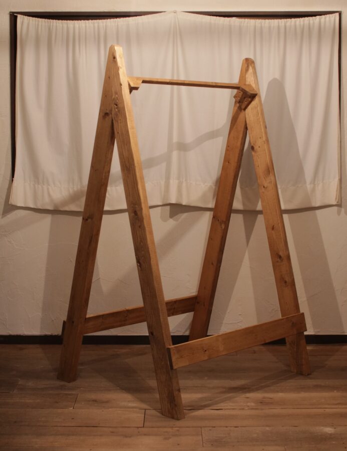 木製の手作りハンガーラック