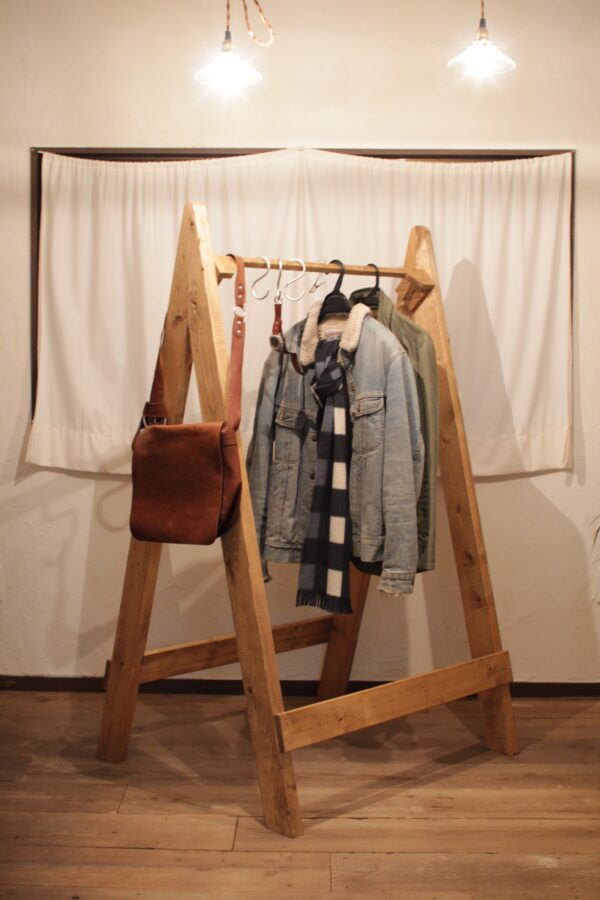 自作の木製ハンガーラックに服を掛ける