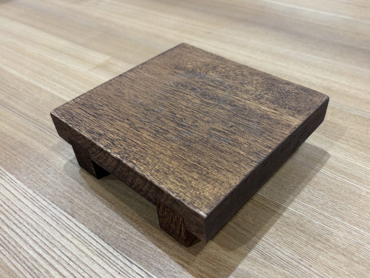 古材の端材で作った飾り台